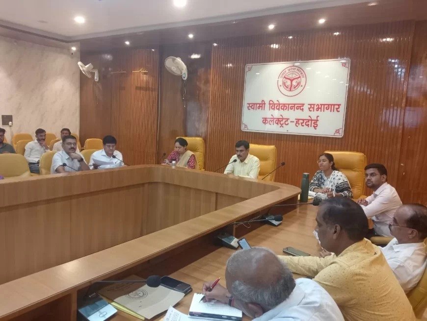 उप्र की अर्थव्यवस्था को वन ट्रिलियन इकोनॉमी बनाने के लिए सभी विभाग अपने दायित्वों का निर्वहन सुनिश्चित करें:-डीएम