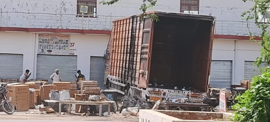 हाईटेशन लाइन के नीचे खड़े कंटेनर में करंट आने से लगी आग इलेक्ट्रॉनिक सामान जला