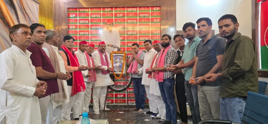 समाजवादी पार्टी मथुरा कार्यालय पर बुद्ध पूर्णिमा के अवसर पर भगवान बुद्ध की जयंती मनाई