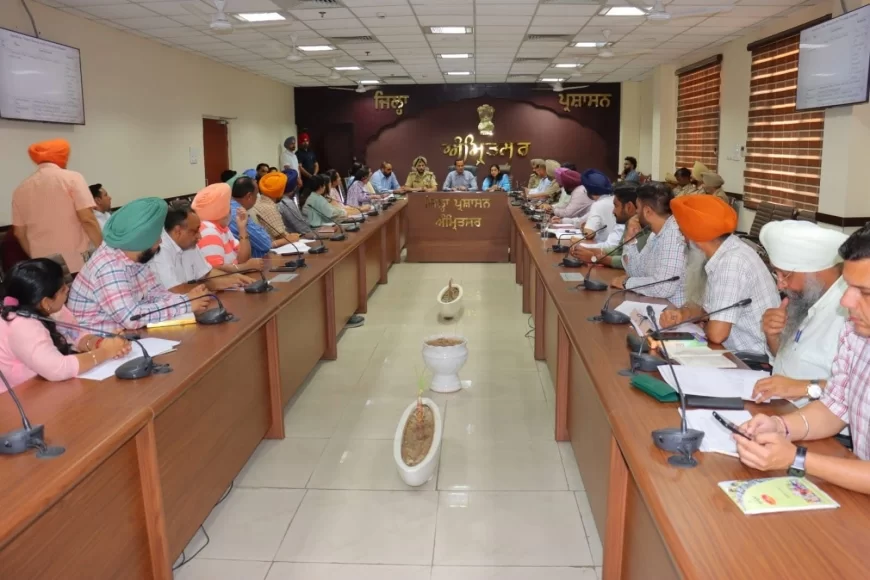 प्रशासनिक सचिव कमल किशोर यादव ने जिला अधिकारियों के साथ समीक्षा बैठक की