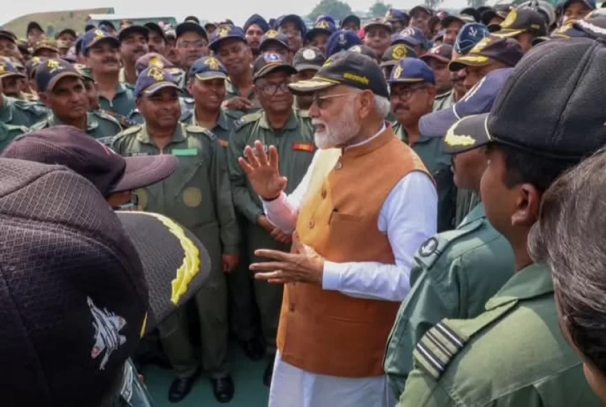 पीएम मोदी आदमपुर में सैनिकों से मिले