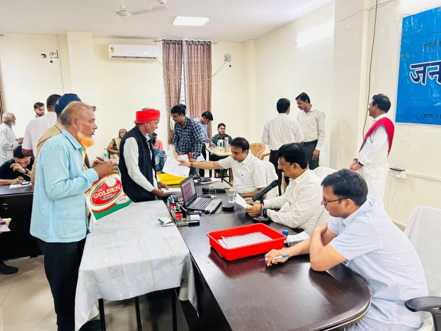 कलेक्टर ने जनसुनवाई में सुनी आमजनों की समस्याएँ, अधिकारियों को निराकरण के दिये निर्देश, भूमि संबंधी मामलों का मोबाइल कोर्ट के माध्यम से निराकरण के दिये निर्देश