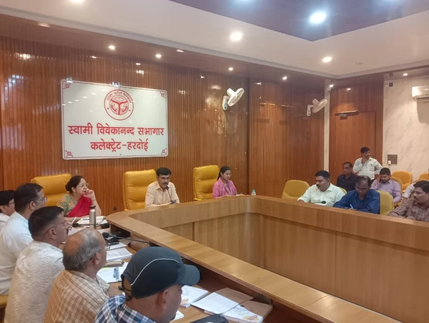 जिलाधिकारी ने की सीएम डैशबोर्ड की समीक्षा
