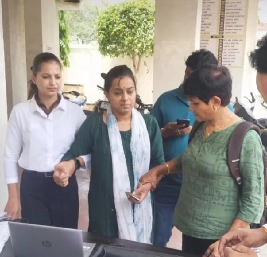 महिला पटवारी को रिश्वत लेते रंगे हाथों लोकायुक्त ने पकड़ा