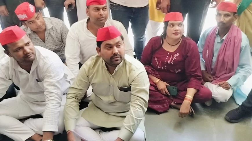 कर्नल सोफिया कुरैशी पर मंत्री की आपत्तिजनक टिप्पणी से सपाईयों में आक्रोश, जिलाधिकारी कार्यालय पर धरना प्रदर्शन कर दिया ज्ञापन