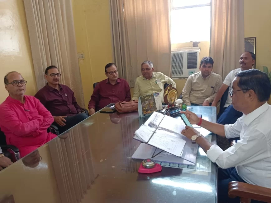 समस्याओं के समाधान के लिए डीआईओएस से मिले शिक्षक नेता, माध्यमिक शिक्षक संघ चेतनारायण गुट के प्रतिनिधि मंडल ने दिया ज्ञापन, ग्रीष्म अवकाश में माध्यमिक शिक्षकों की नहीं लगाई जाए ड्यूटी