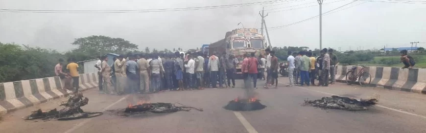 ଡ୍ରାଇଭରକୁ ମାଡ ପ୍ରତିବାଦରେ ରାସ୍ତାରୋକ