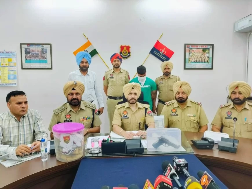 फर्जी पुलिस अधिकारी बनकर लोगों से ठगी करने के आरोप में एक व्यक्ति गिरफ्तार, 30,000 रुपये, पुलिस वर्दी और पुलिस लोगो वाली सफेद टी-शर्ट जब्त