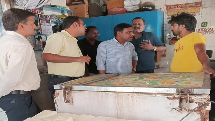 बाजार में बिक रही एक्सपायरी डेट की आइसक्रीम...टीम ने कराई नष्ट, नौ नमूने जांच के लिए भेजे