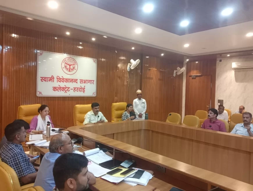 जिलाधिकारी ने की सीएम डैशबोर्ड की समीक्षा