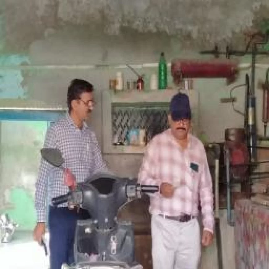अहाते में मिलीं कभी एक्सपायर नही होने वाली 30 हजार पानी की बोतल, अहाते में मिलीं कभी एक्सपायर नही होने वाली 30 हजार पानी की बोतल, खाद्य सुरक्षा विभाग ने जांच रिपोर्ट आने तक कारोबारी को ही सौंपी निगरानी
