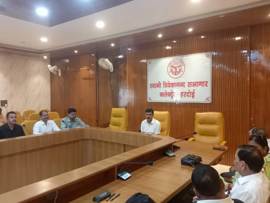 जिलाधिकारी की अध्यक्षता में हुई पशुपालन विभाग की बैठक