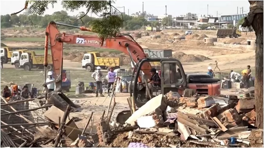 अहमदाबाद में बुलडोजर का मेला; आज भी खाली कराई जा रही 2.5 लाख वर्ग मीटर जमीन, 3000 पुलिसकर्मी भी तैनात