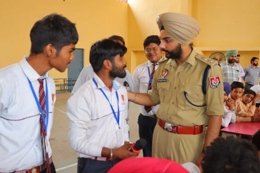 जिला पुलिस प्रमुख ने स्कूल ऑफ एमिनेंस अजनाला के बच्चों के साथ क्लास ली, जिला पुलिस प्रमुख प्रतियोगी परीक्षाओं की तैयारी में बच्चों का करेंगे मार्गदर्शन