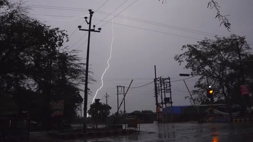 अलीगढ़: 90 किमी की रफ्तार से आई आंधी, उखड़े पेड़, गिरे 350 खंभे और दीवारें, 127 बिजली घर ठप