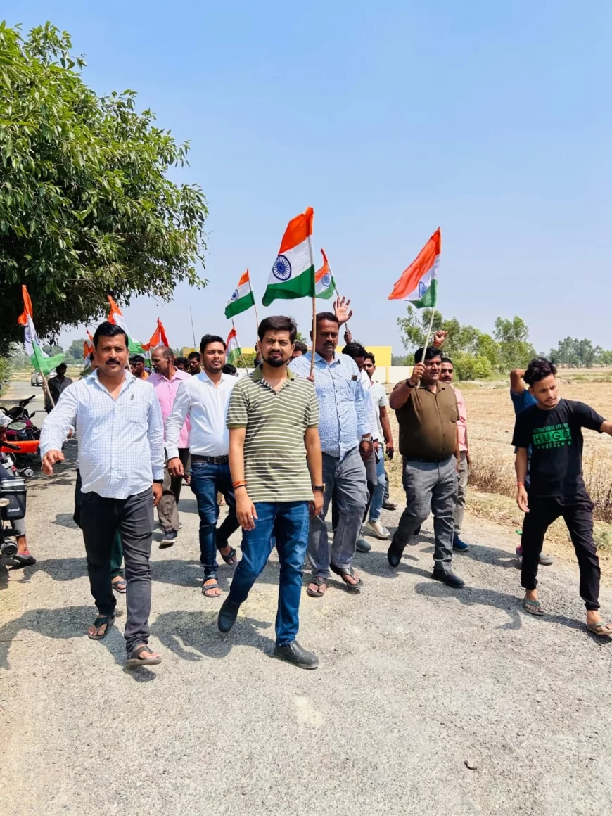 सेना के सम्मान में ग्राम सभा कामीपुर में निकाली गई तिरंगा यात्रा