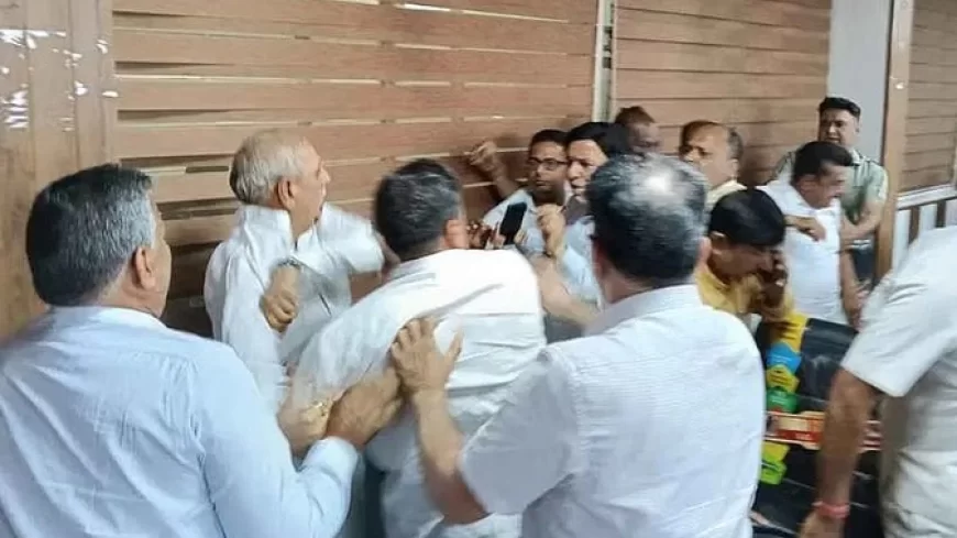 बैठक बनी अखाड़ा: कांग्रेस विधायक और भाजपा पार्षदों में हाथापाई, MLA अरोड़ा के समर्थकों पर पिस्टल तानने का आरोप