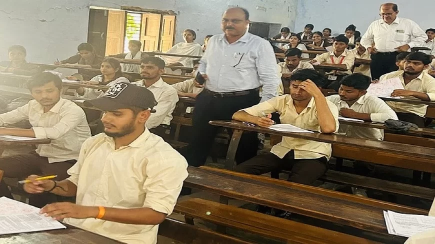 आगरा: बीएड की परीक्षा में नकल करतीं तीन छात्राएं पकड़ीं, मोबाइल से देखकर लिख रहीं थीं उत्तर