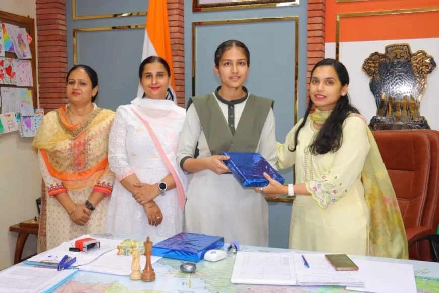 उपायुक्त ने जिले में कक्षा 10वीं के टॉपरों को किया सम्मानित